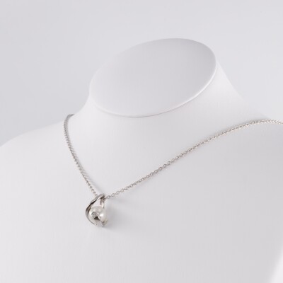 Pendentif or blanc, perle blanche & diamants