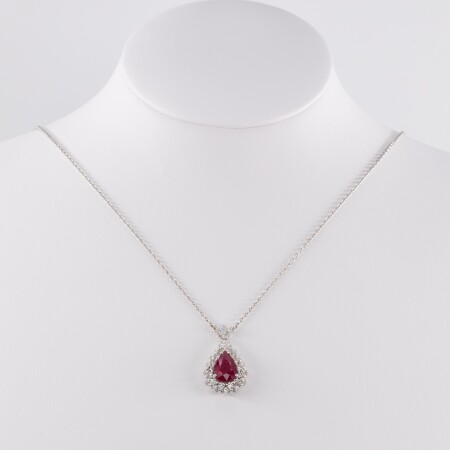 Pendentif sur chaîne or blanc, centre rubis taille poire & diamants