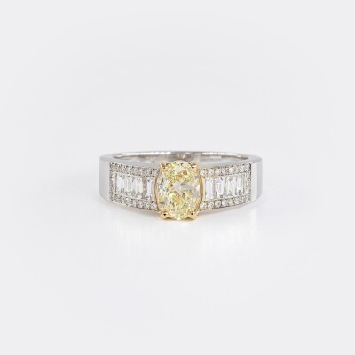 Bague 1930 or blanc, diamant jaune & diamants blancs