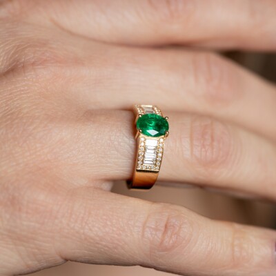 Bague 1930 or jaune, émeraude & diamants