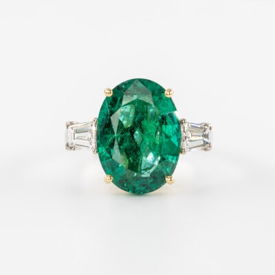 Bague bicolore avec émeraude ovale et diamants trapèze