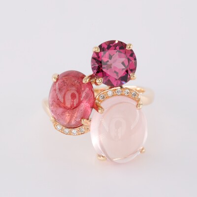 Bague or rose cabochons quartz rose, tourmaline rose et rhodolite ronde avec chemin de diamants