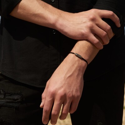 Bracelet Akillis cordon Bang Bang en or noir pavé de diamants noirs