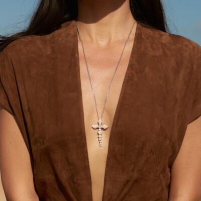 Pendentif Akillis sur chaîne croix Python en or blanc pavé de diamants