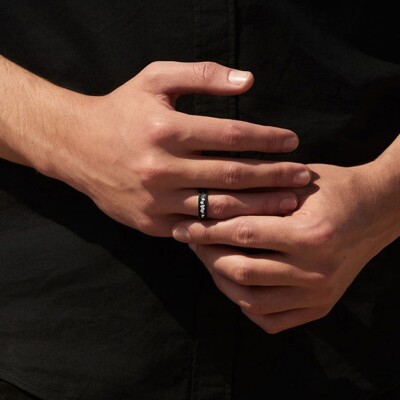 Bague Akillis Capture In Motion centre en or blanc, extérieur en titane dlc noir