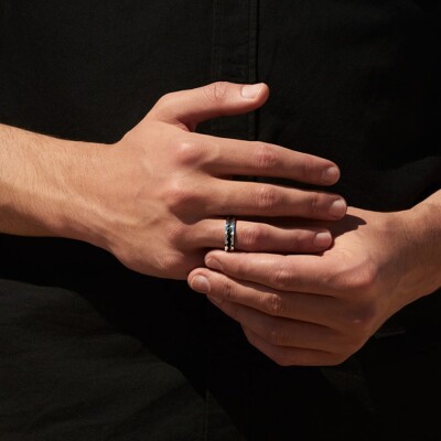 Bague Akillis Capture In Motion centre en titane dlc noir, extérieur en or blanc