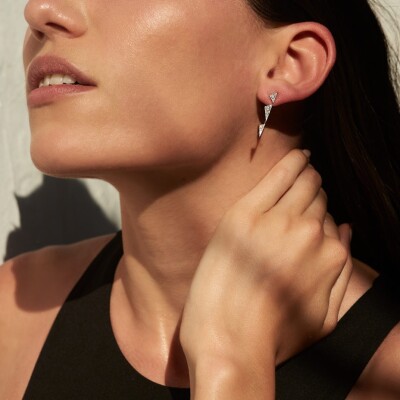 Boucles d'oreilles pendantes Akillis Capture Me en or blanc pavées de diamants