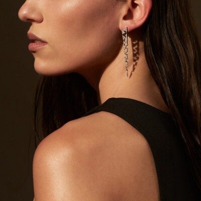 Boucles d'oreilles pendantes Akillis Capture Me en or blanc pavées de diamants