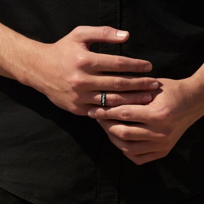 Bague Akillis Capture In Motion centre en or blanc, extérieur en or blanc dlc noir et diamants noirs