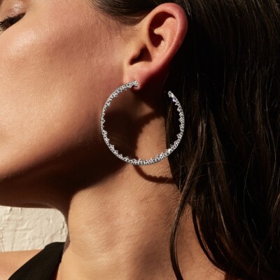 Boucles d'oreilles créoles simples Akillis Capture Light en or blanc pavées de diamants