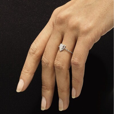 Bague Akillis chaîne cœur Love Tag en or blanc