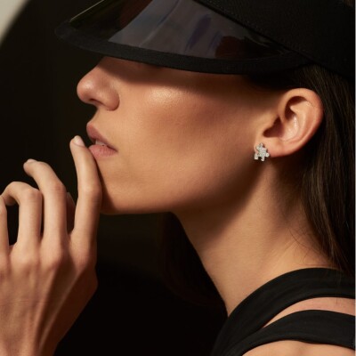 Boucles d'oreilles puces Akillis Mini Puzzle en or blanc pavées de diamants