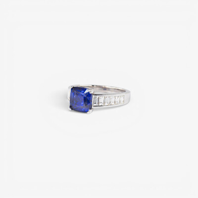 Bague Royale or blanc, saphir & diamants
