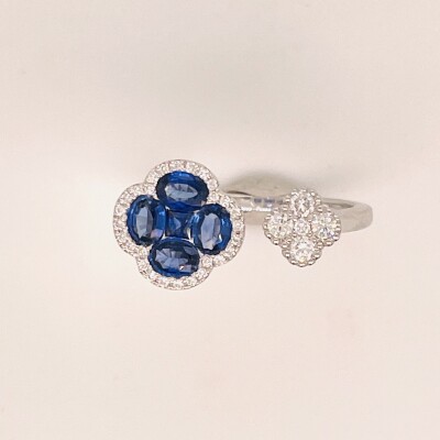 Bague en or blanc 750/1000, saphirs et diamants