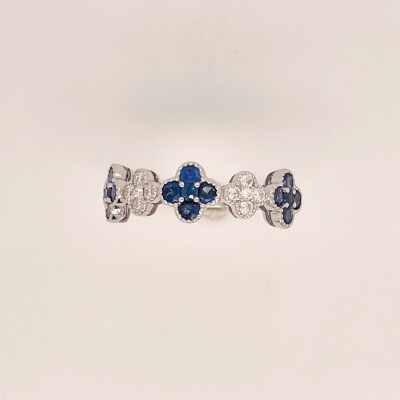 Bague en or blanc 750/1000 saphirs et diamants trèfles