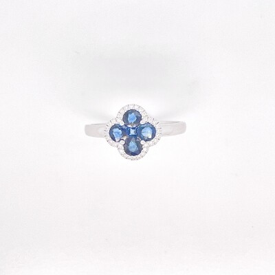 Bague trèfle en or blanc 750/1000 saphirs et diamants