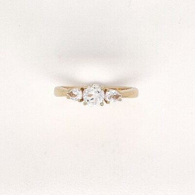 Bague en or jaune et topazes blanches