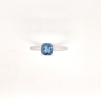 Bague en or blanc 750/1000 et topaze blue london