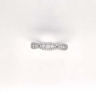 Bague en or blanc 750/1000 et diamants
