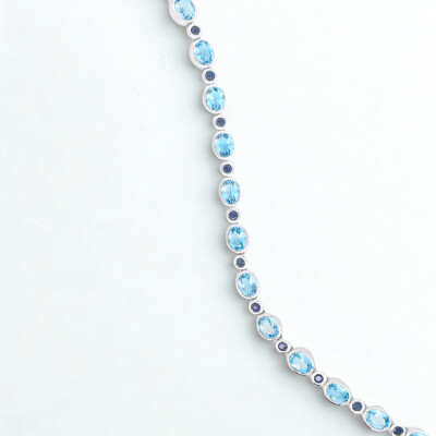 Bracelet rivière en or blanc 750/1000 saphirs et topazes