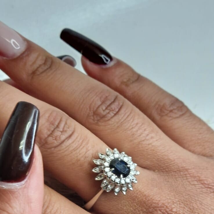 Bague en or blanc 18 carats saphir et diamants vue 4