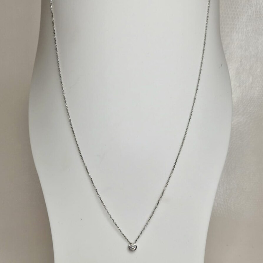 Collier Solitaire Diamant 18 carats serti clos vue 1