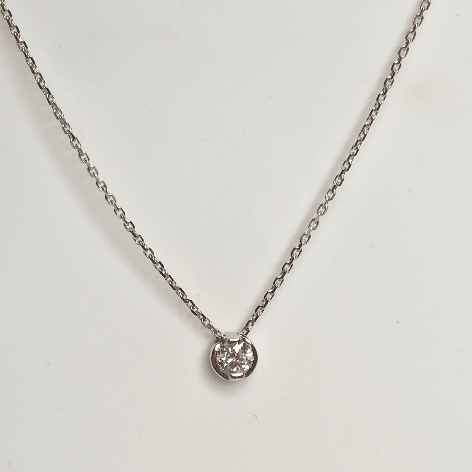 Collier Solitaire Diamant 18 carats serti clos vue 2
