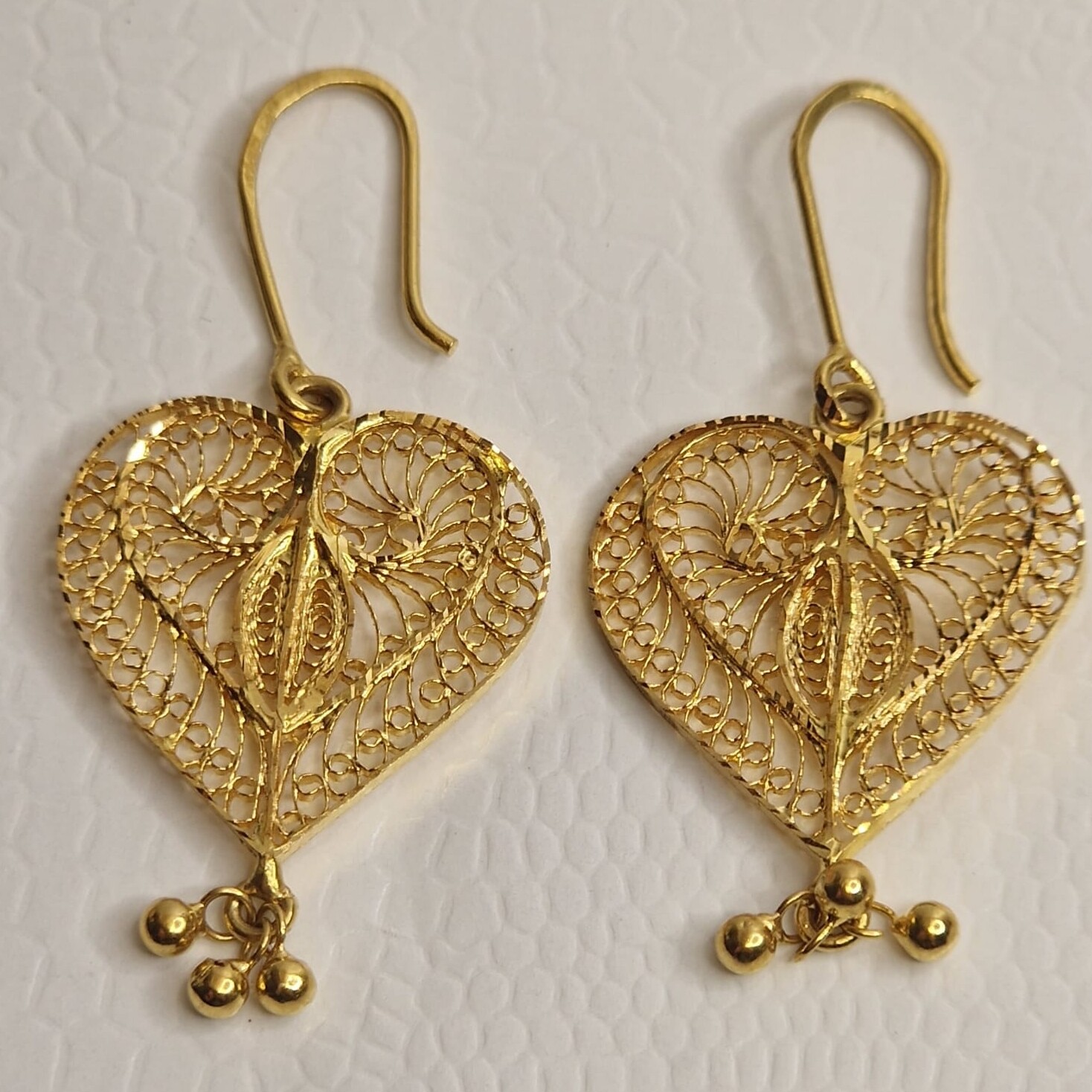 Boucles d'oreilles pendante or jaune 18 carats forme cœur vue 1