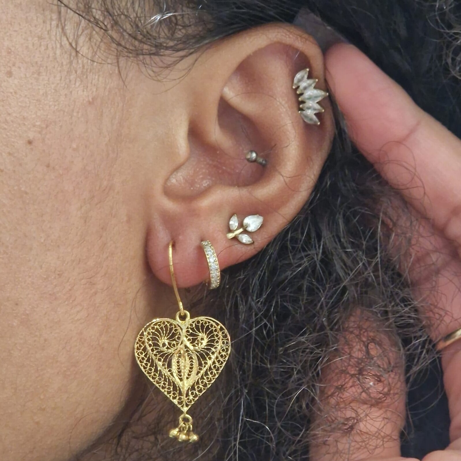 Boucles d'oreilles pendante or jaune 18 carats forme cœur vue 3