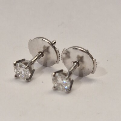 Boucles d'oreilles puces en or blanc et diamants