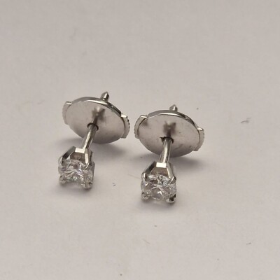 Boucles d'oreilles puces en or blanc et diamants