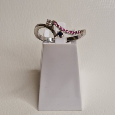 Bague en Or blanc corps croisé diamant, saphir et rubis