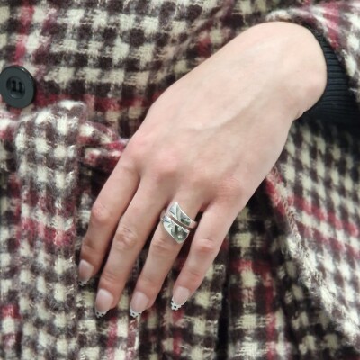 Bague contemporaine en or blanc et diamants