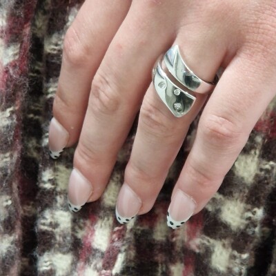 Bague contemporaine en or blanc et diamants