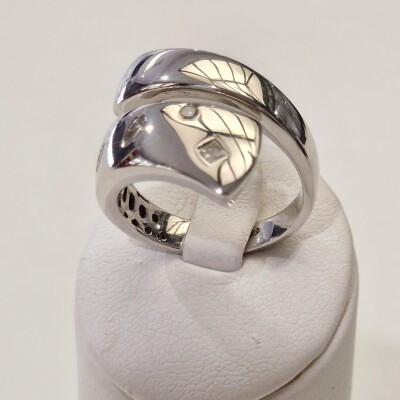 Bague contemporaine en or blanc et diamants