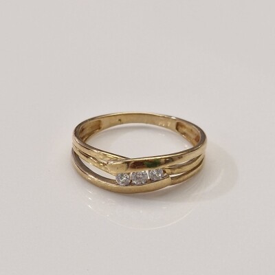 Bague en or jaune 18k et 3 oxydes