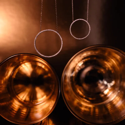 Collier cercle en or gris 18 carats et diamants naturel