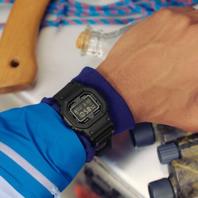 Montre G-Shock Bracelet Tissu Extensible, Boucle Magnétique FIDLOCK® DW-5600MNC-1