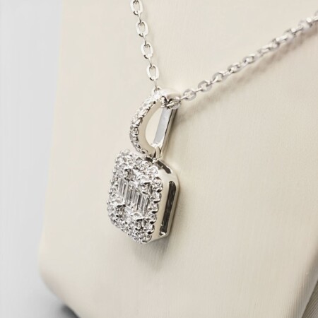 Pendentif rectangle en or blanc et diamants