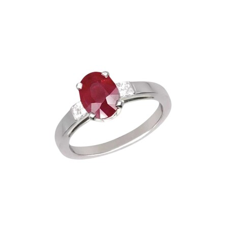 Bague en or blanc, rubis et diamants