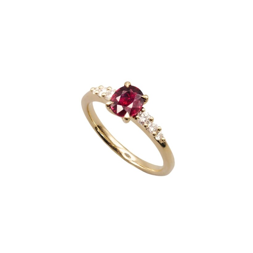 Bague en or jaune, rubis et diamants