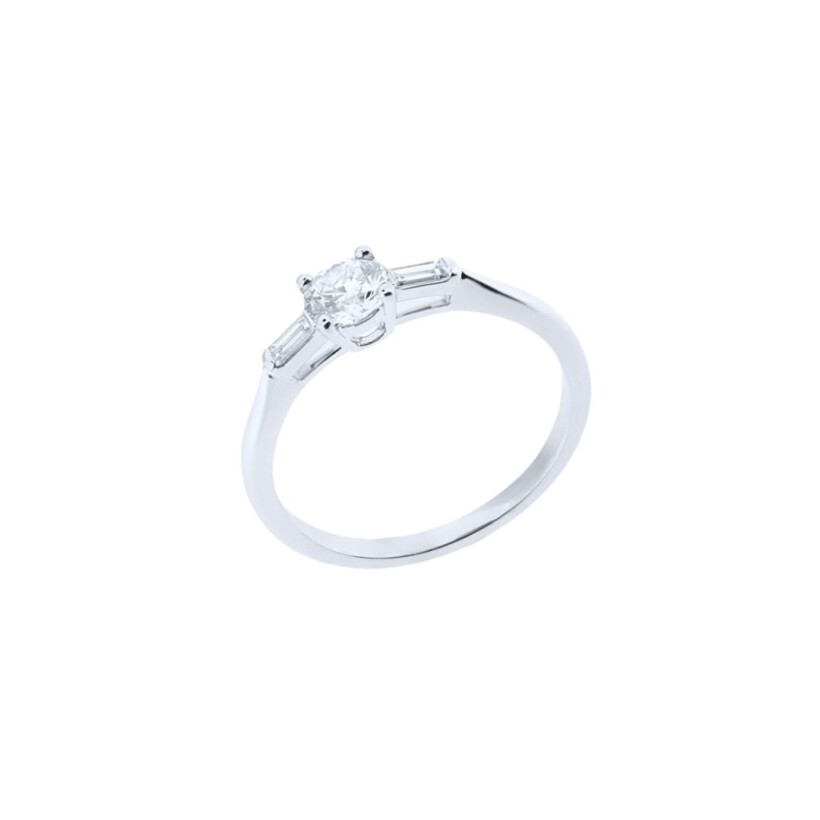 Solitaire accompagné en or blanc palladié, diamant 0.35ct et diamants baguettes