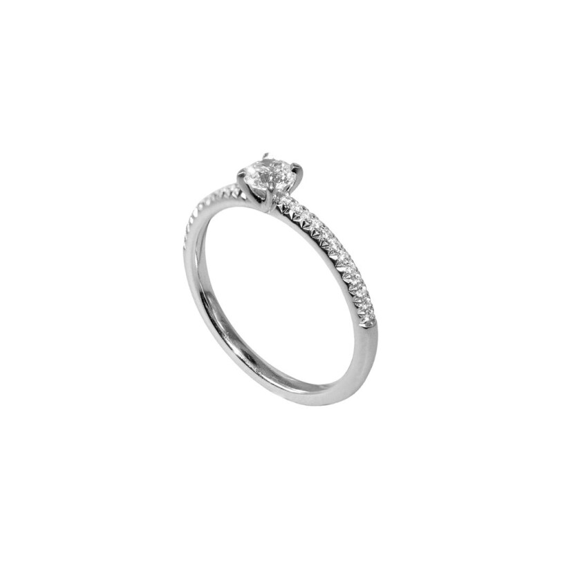 Solitaire accompagné en or blanc, diamants 0.38ct