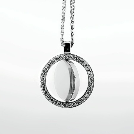 Collier double en or blanc avec pendentif rond en diamants 0.48ct