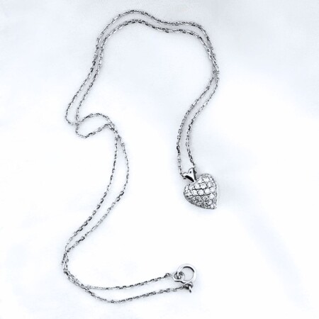 Collier en or blanc, pendentif coeur en diamants 0.47ct