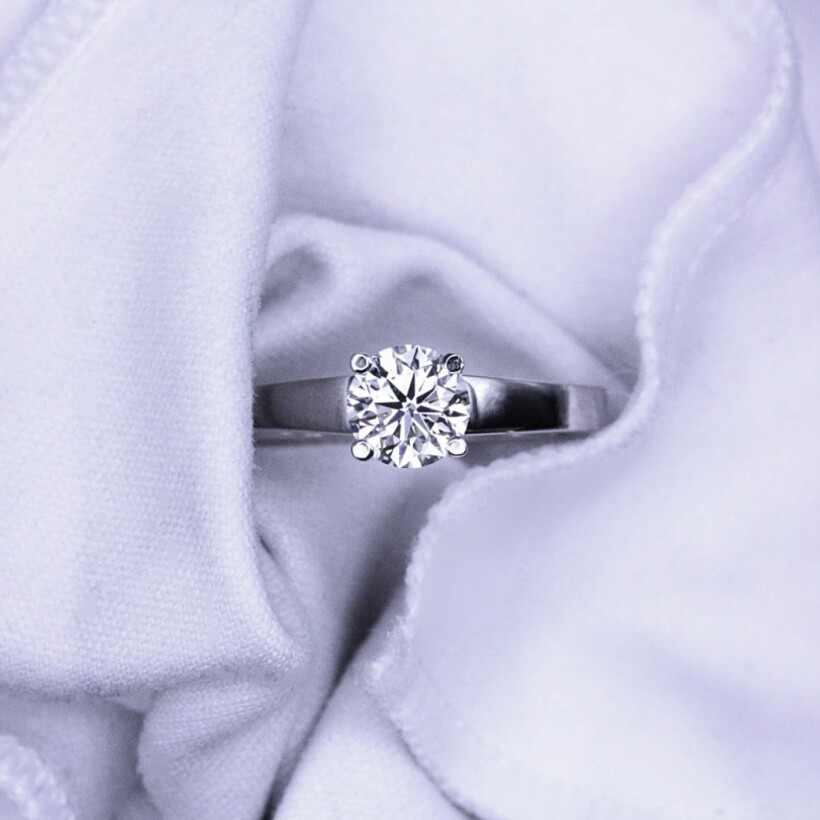 Solitaire en or blanc, diamant 0.91ct