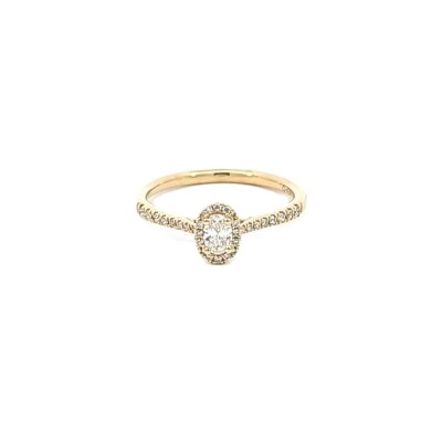 Solitaire oval cut entourage