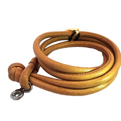 Charm Serpent en or jaune sur cuir