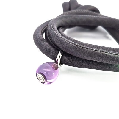 Bracelet soie grise avec un charm améthyste en or blanc