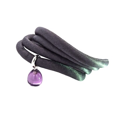 Bracelet soie grise avec un charm améthyste en or blanc